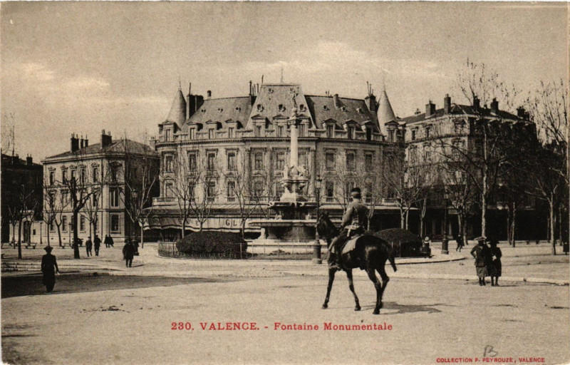 Carte postale ancienne Valence Fontaine monumentale à Valence