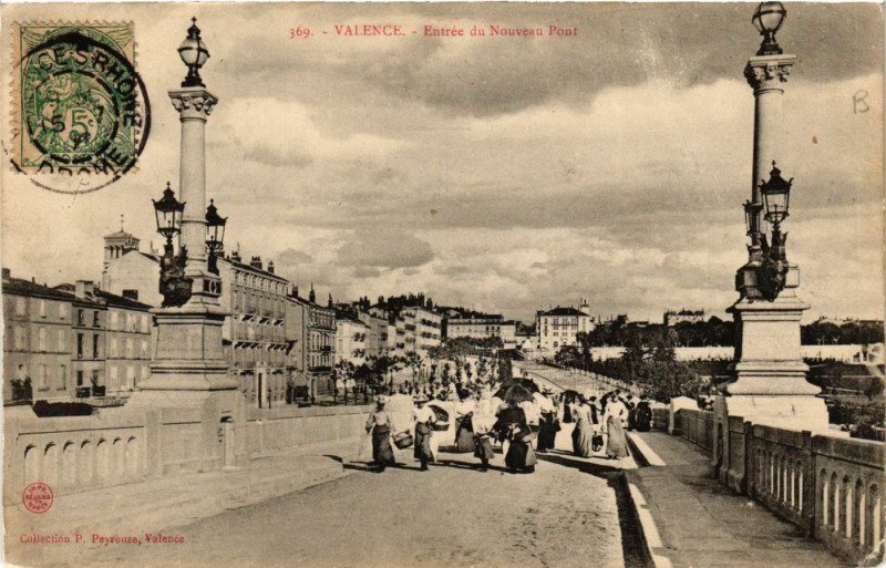Carte postale ancienne Valence Entrée du Nouveau Pont à Valence