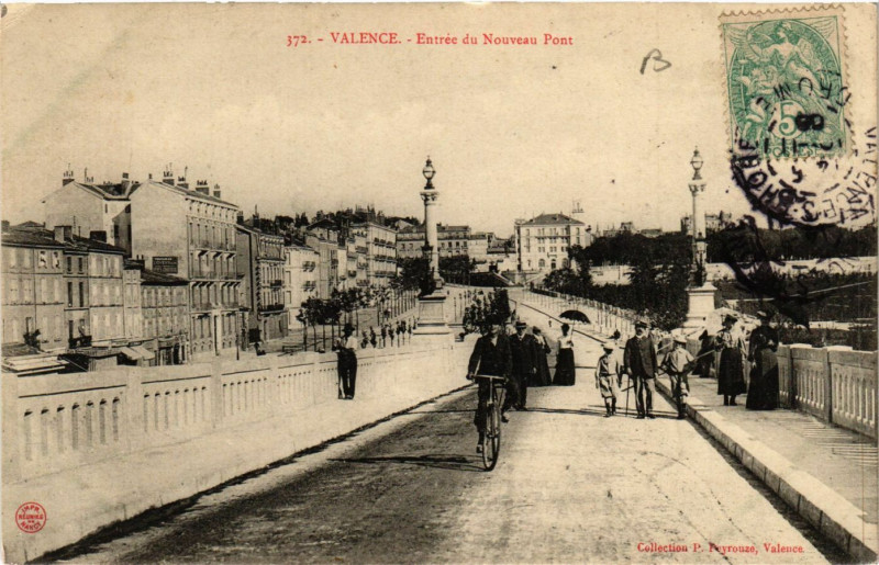 Carte postale ancienne Valence Entrée du Nouveau Pont à Valence