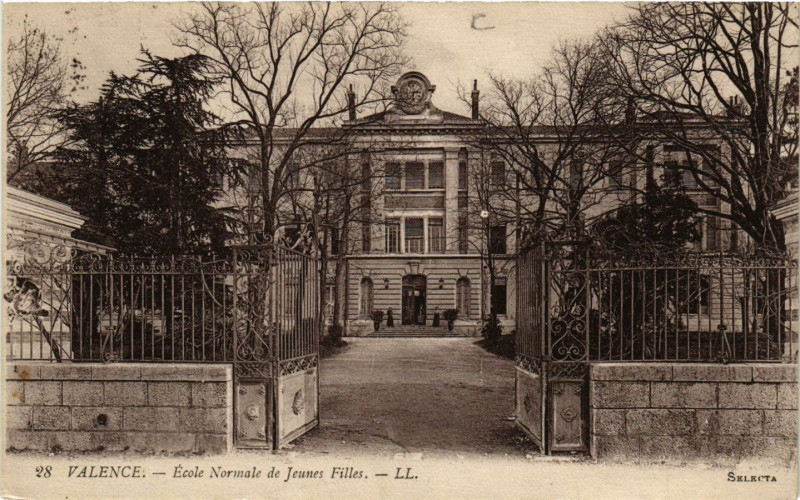 Carte postale ancienne Valence Ecole Normale des Jeunes Filles à Valence