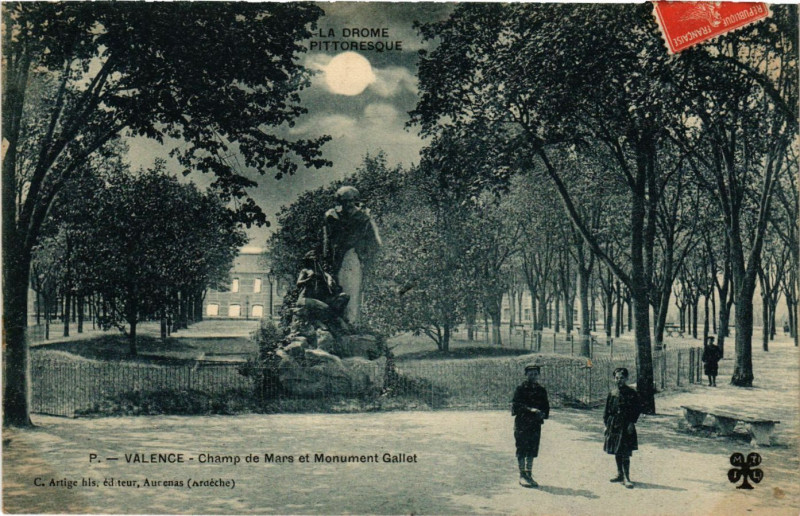 Carte postale ancienne Valence Champ de Mars et Monument Gallet à Valence