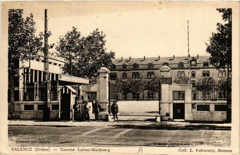Carte postale ancienne Valence Caserne Latour-Maubourg à Valence