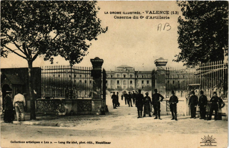 Carte postale ancienne Valence Caserne du 6e d'Artillerie à Valence