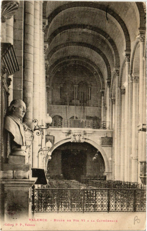 Carte postale ancienne Valence Buste de Pie Vi a la Cathedrale à Valence