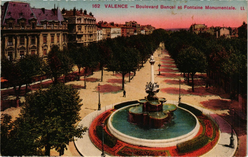 Carte postale ancienne Valence Boulevard Bancel et Fontaine Monumentale à Valence