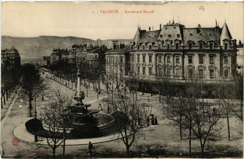 Carte postale ancienne Valence Boulevard Bancel à Valence