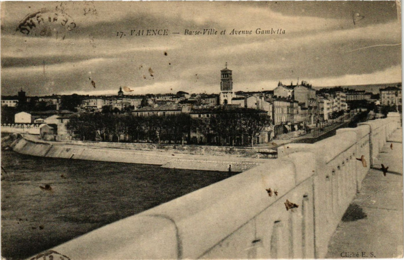 Carte postale ancienne Valence Basse-Ville et Avenue Gambetta à Valence