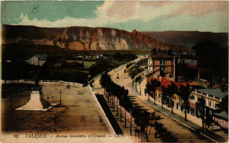 Carte postale ancienne Valence Avenue Gambetta et Crussol à Valence