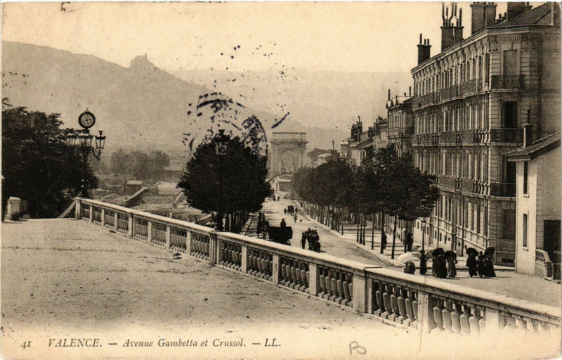 Carte postale ancienne Valence Avenue Gambetta et Crussol à Valence
