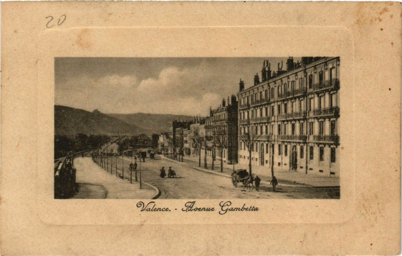 Carte postale ancienne Valence Avenue Gambetta à Valence