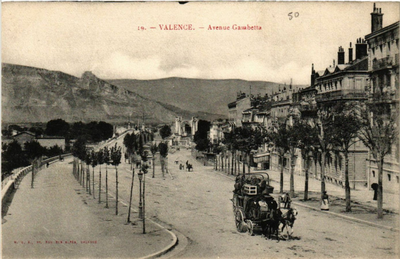 Carte postale ancienne Valence Avenue Gambetta à Valence