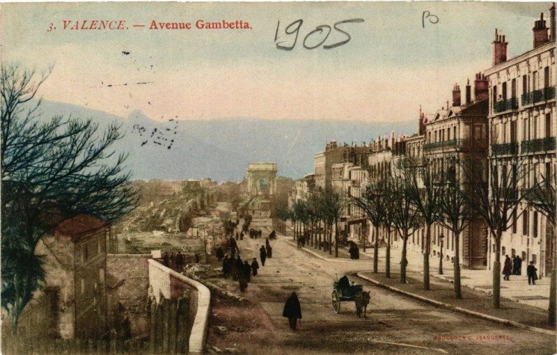 Carte postale ancienne Valence Avenue Gambetta à Valence