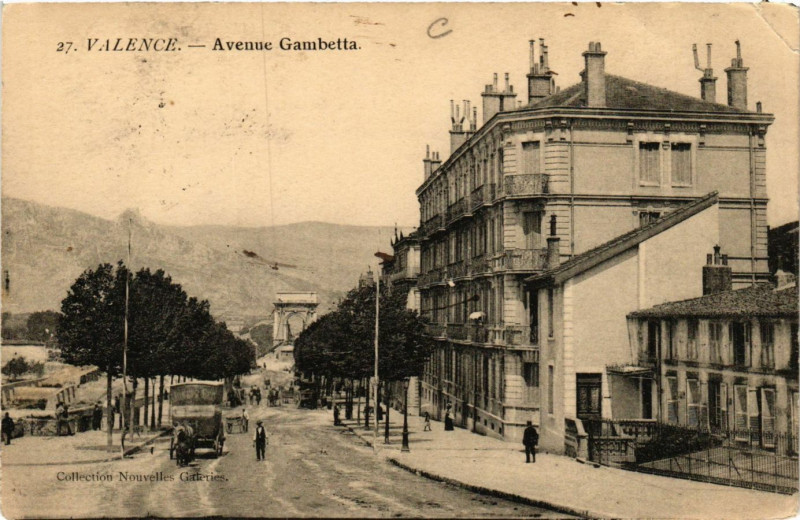 Carte postale ancienne Valence Avenue Gambetta à Valence