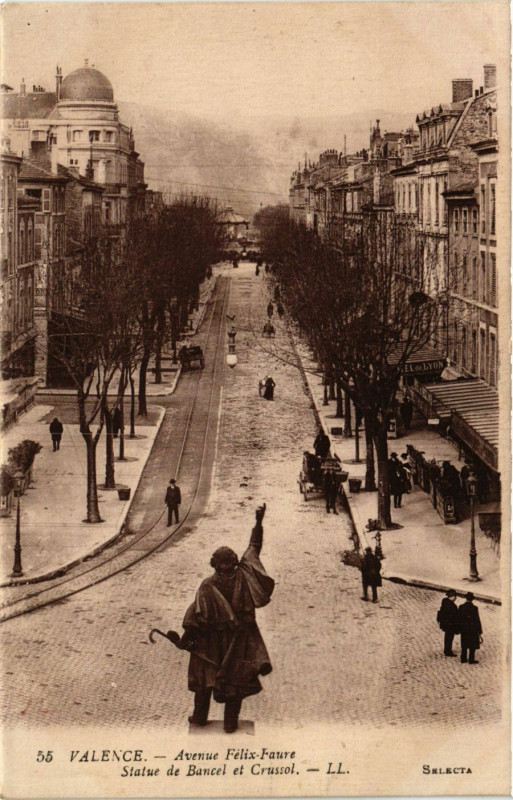 Carte postale ancienne Valence Avenue Felix-Faure Statue du Bancel et Crussol à Valence