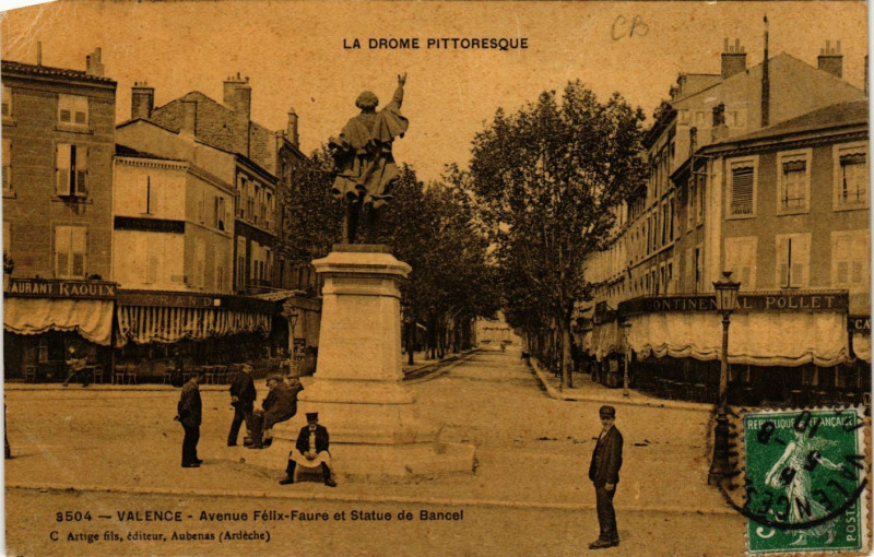 Carte postale ancienne Valence Avenue Felix-Faure et Statue de Bancel à Valence