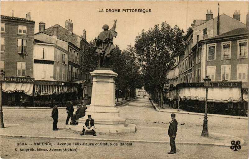 Carte postale ancienne Valence Avenue Felix-Faure et Statue de Bancel à Valence
