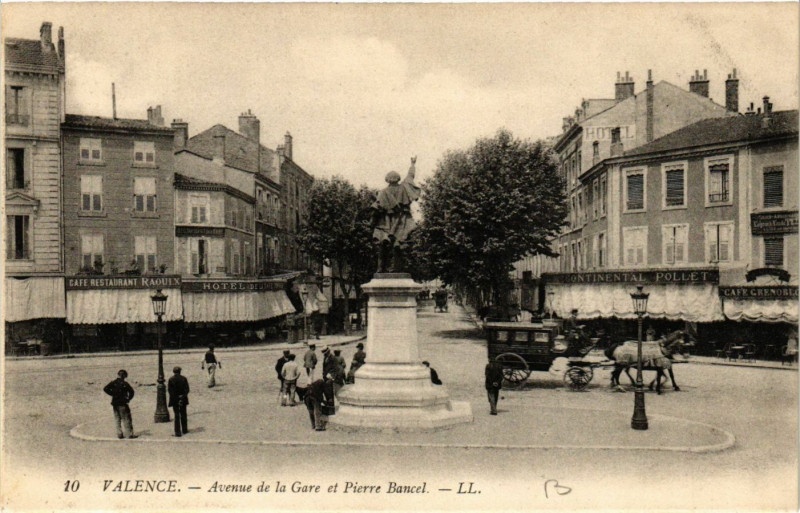 Carte postale ancienne Valence Avenue de la Gare et Pierre Bancel à Valence