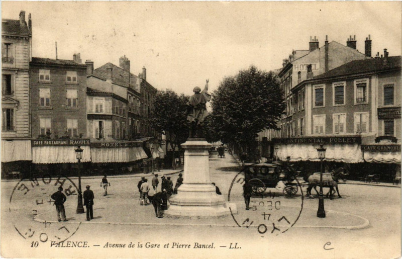 Carte postale ancienne Valence Avenue de la Gare et Pierre Bancel à Valence