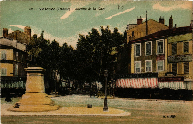 Carte postale ancienne Valence Avenue de la Gare à Valence