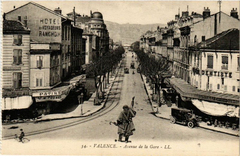 Carte postale ancienne Valence Avenue de la Gare à Valence