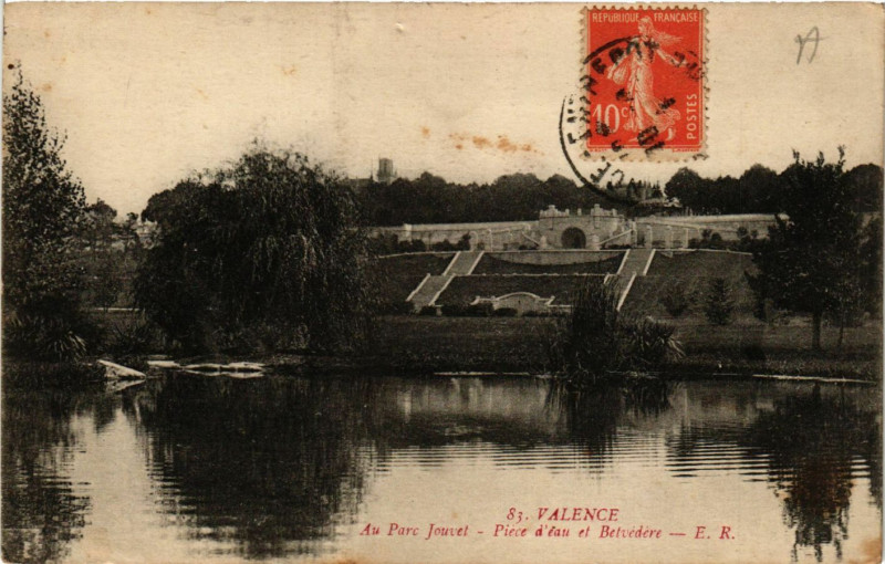 Carte postale ancienne Valence Au Parc Jouvet Piece d'eau et Belvedere à Valence
