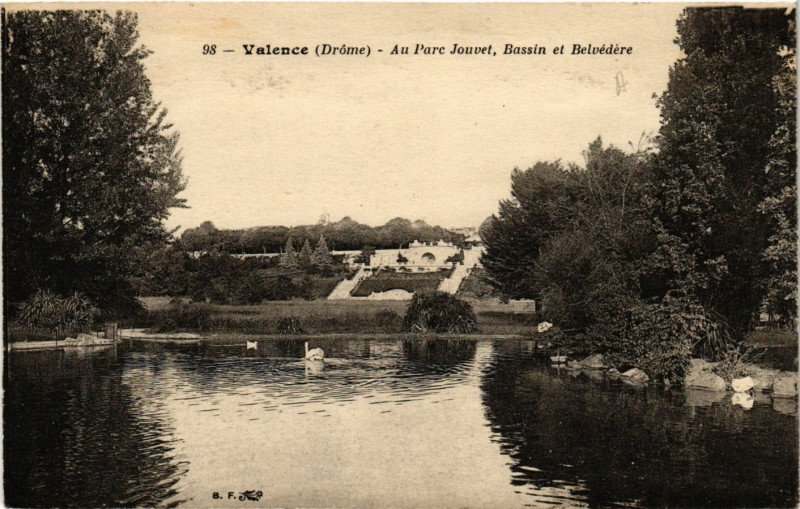 Carte postale ancienne Valence Au Parc Jouvet Bassin et Belvedere à Valence