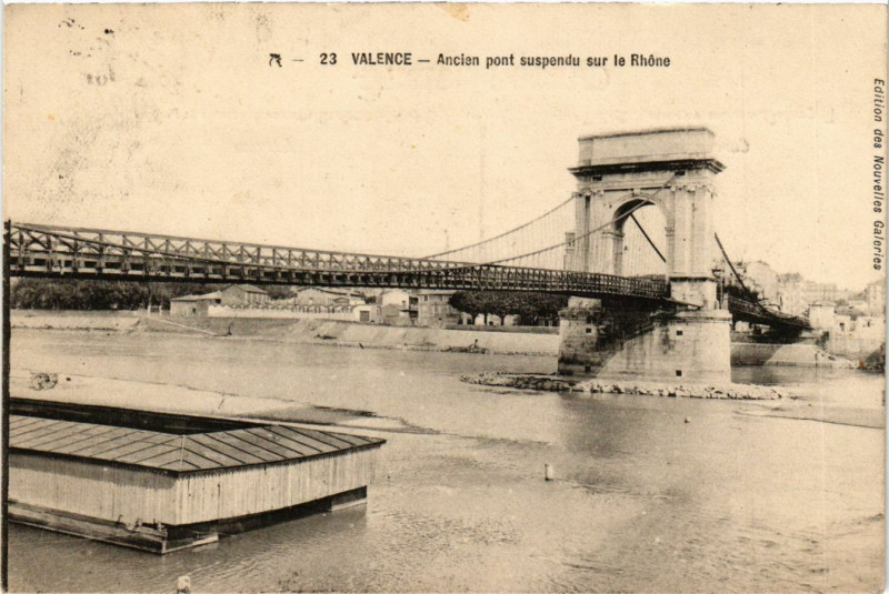 Carte postale ancienne Valence Ancien pont suspendu sur le Rhone à Valence