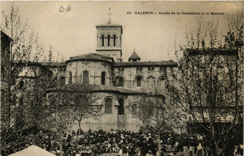 Carte postale ancienne Valence Abside de la Cathedrale et le Marche à Valence
