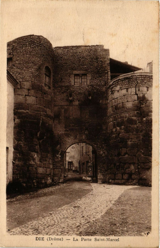 Carte postale ancienne Die - La Porte St-Marcel à Die