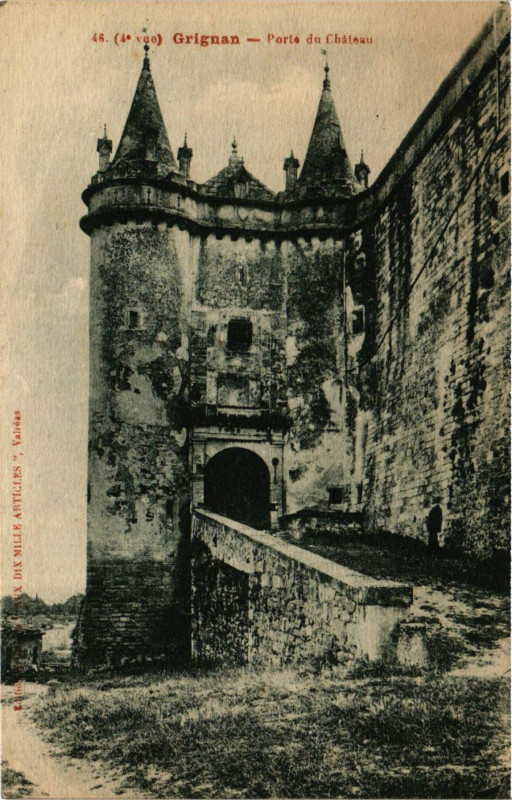 Carte postale ancienne Grignan - Porte du Chateau à Grignan