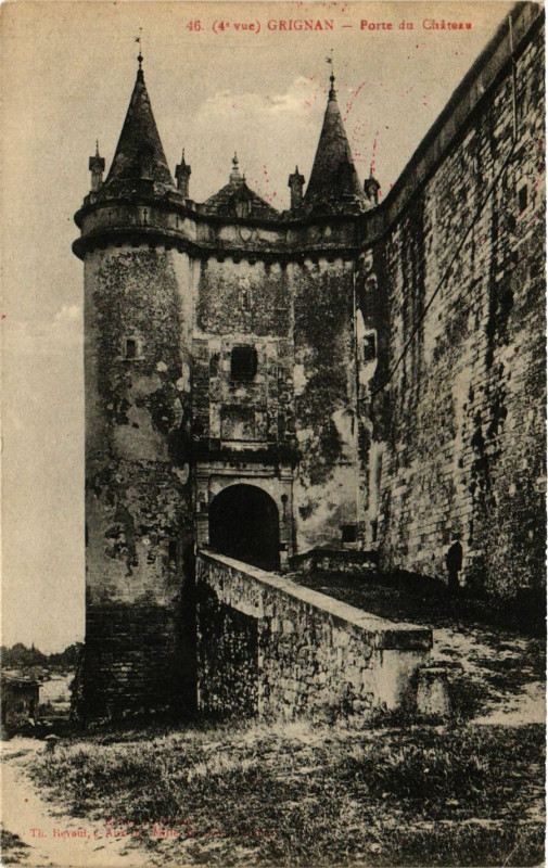 Carte postale ancienne Grignan - Porte du Chateau à Grignan