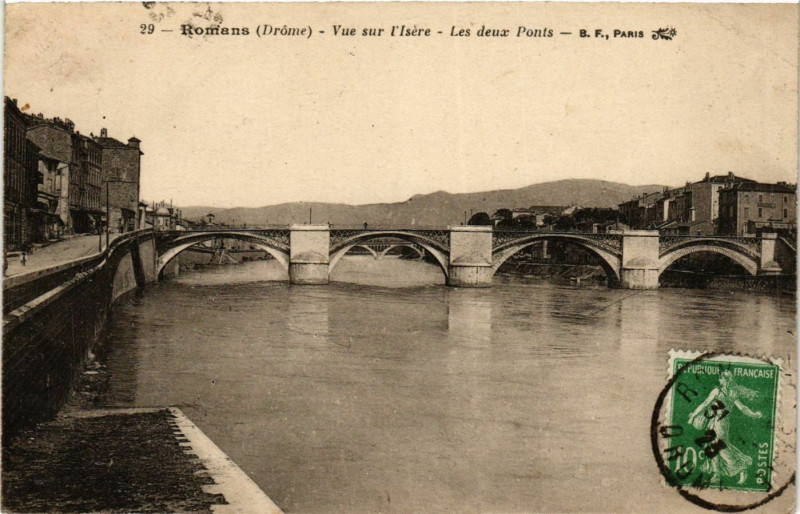 Carte postale ancienne Romans - Vue sur l'Isere - Les deux Ponts