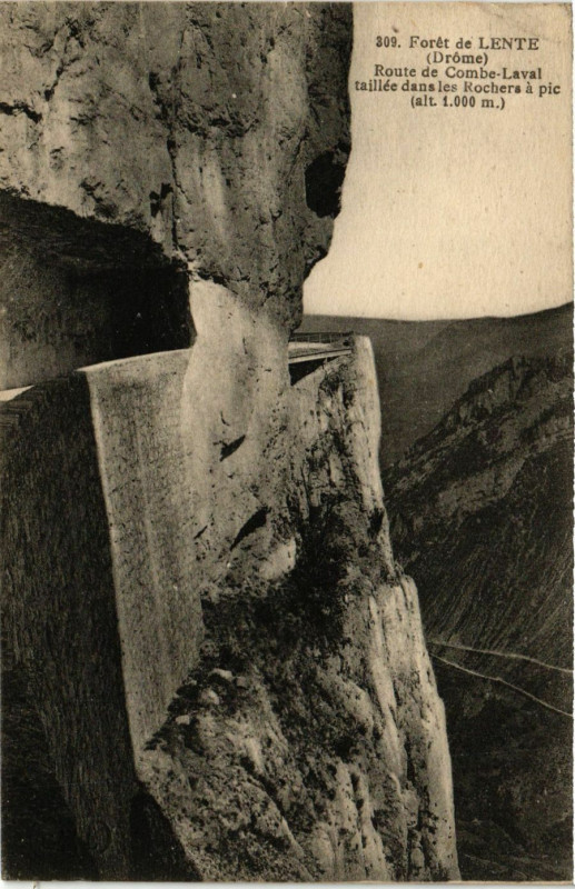 Carte postale ancienne Foret de Lente -Route de Combe-Laval taillée dans les Rocher