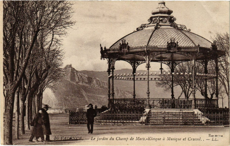 Carte postale ancienne Valence - La Jardin du Champ de Mars-Kiosque a Musique et Crussol à Valence