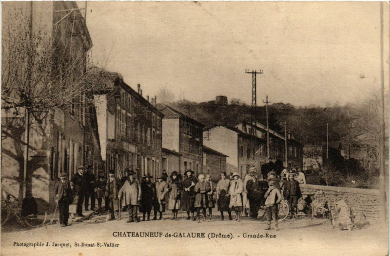 Carte postale ancienne Chateauneuf-de-Galaure - Grande-Rue à Châteauneuf-de-Galaure