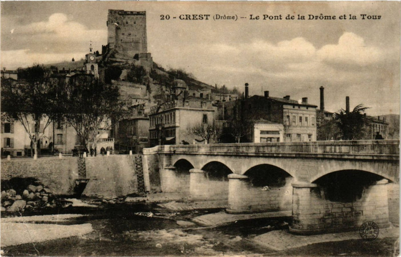 Carte postale ancienne Crest - Le Pont de la Drome et la Tour à Crest