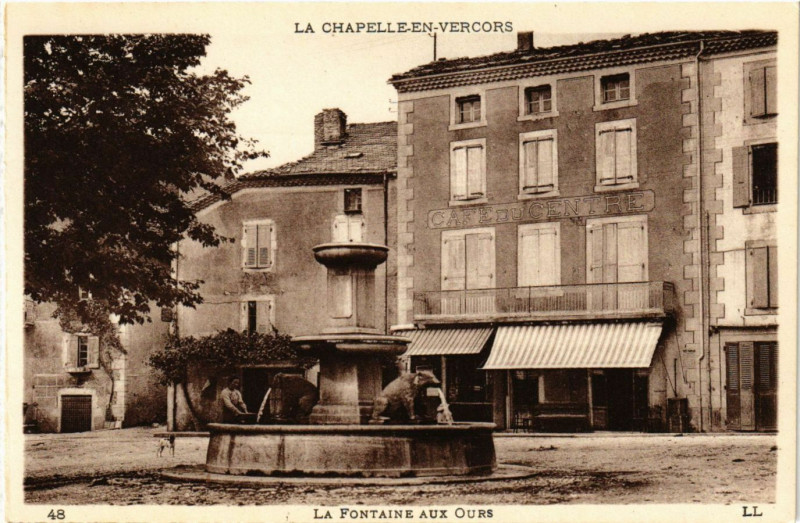 Carte postale ancienne La Chapelle-en-Vercors - La Fontaine aux Ours à La Chapelle-en-Vercors