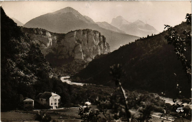 Carte postale ancienne Lus-la-Croix-Haute - Camp-Bertrand (1000 m) et le Buéch Carnousset à Lus-la-Croix-Haute