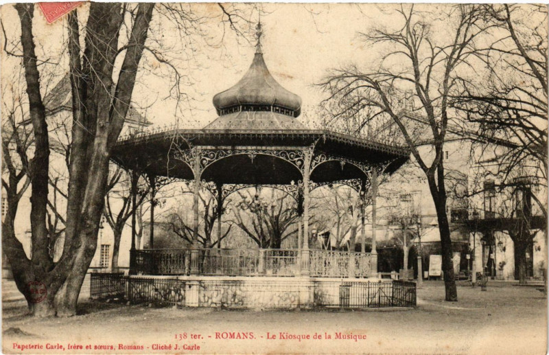 Carte postale ancienne Romans - Le Kiosque de la Musique
