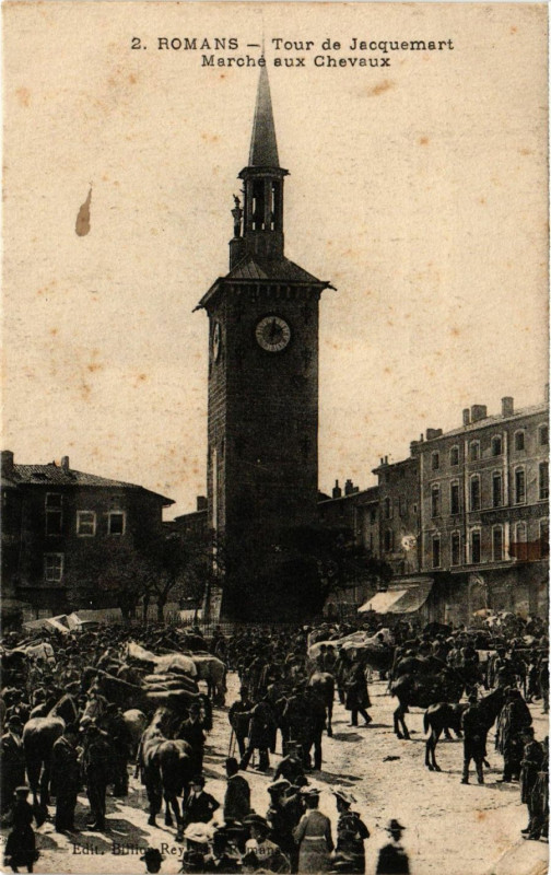 Carte postale ancienne Romans - Tour de Jacquemart - Marché aux Chevaux