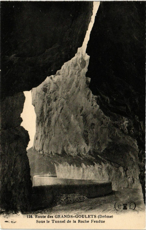 Carte postale ancienne Route des Grands-Goulets Sous le Tunnel dela Roche Fendne