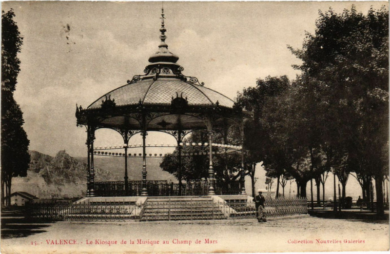 Carte postale ancienne Valence - Le Kiosque de la Musique au Champ de Mars à Valence