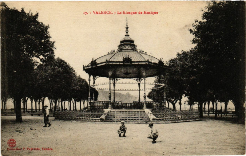 Carte postale ancienne Valence - Le Kiosque de Musique à Valence