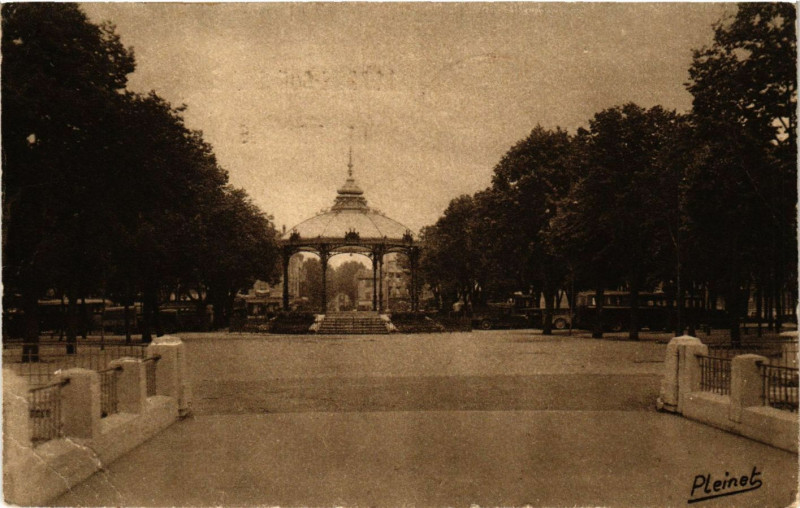 Carte postale ancienne Valence - Le Kiosque du Champ de Mars à Valence