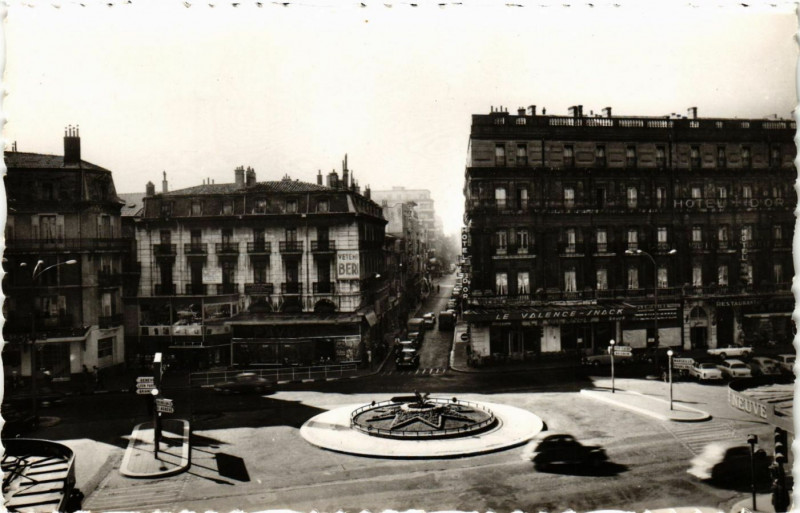 Carte postale ancienne Valence - Place de la République à Valence