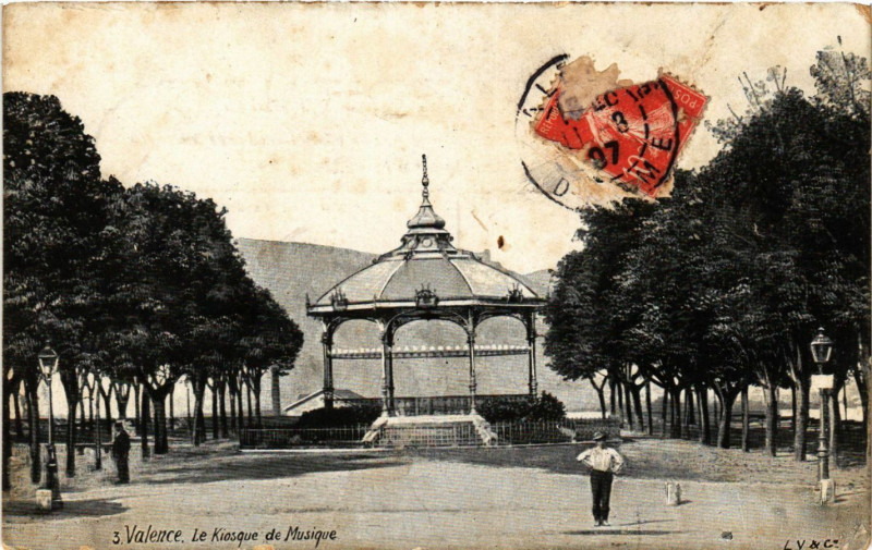 Carte postale ancienne Valence - Le Kiosque de Musique à Valence