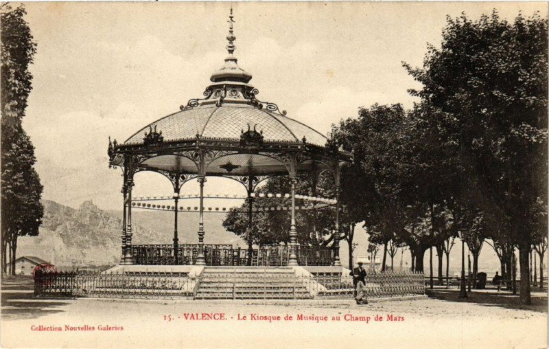 Carte postale ancienne Valence - Le Kiosque de la Musique au Champ de Mars à Valence