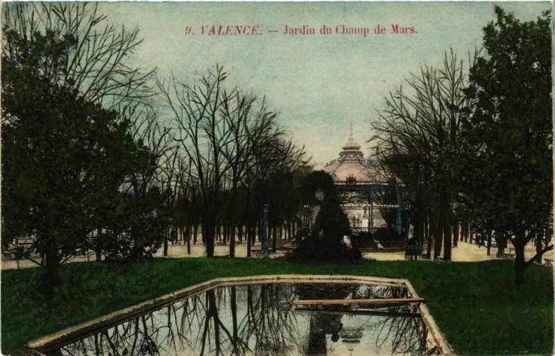 Carte postale ancienne Valence - Janrdin du Champ de Mars à Valence
