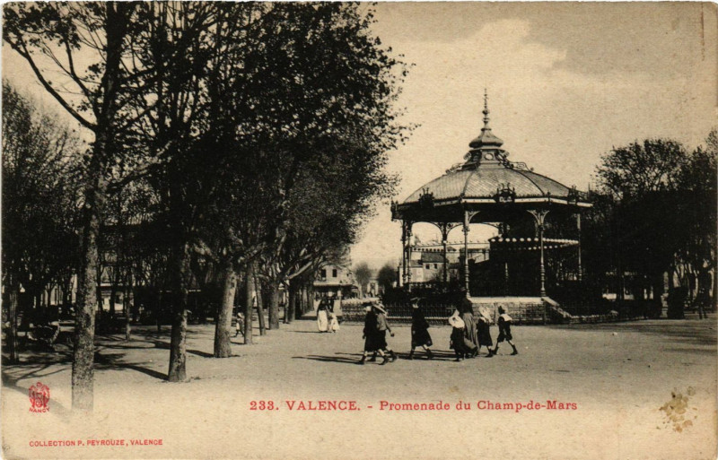 Carte postale ancienne Valence - Promenade du Champ-de-Mars à Valence