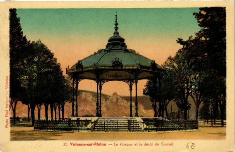 Carte postale ancienne Valence-sur-Rhone - Le kiosque et le décor de Crussol à Valence